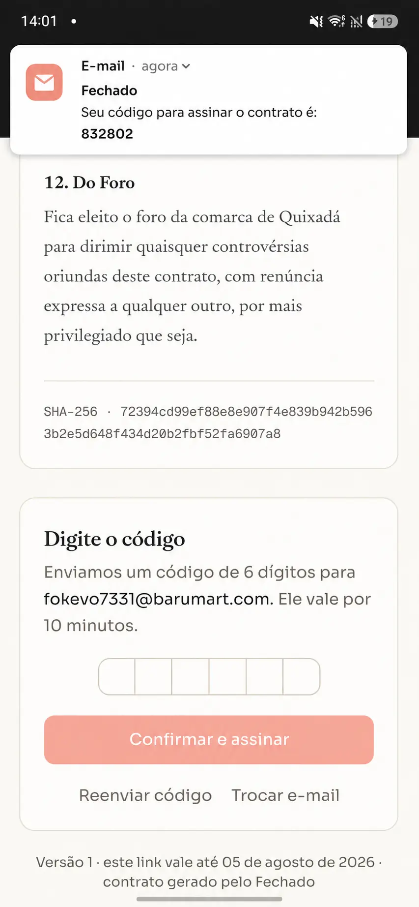 Cliente lendo o contrato no celular